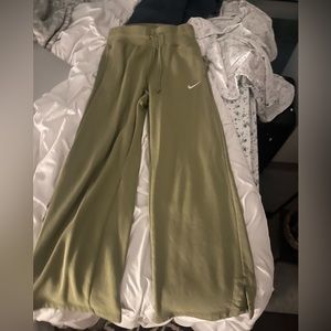 Green Nike wide leg sweatpants in perfect condition! Perfect St. Patrick’s Day!